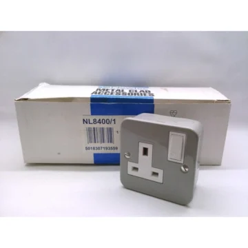 Розетка с металлической накладкой NL8400-1